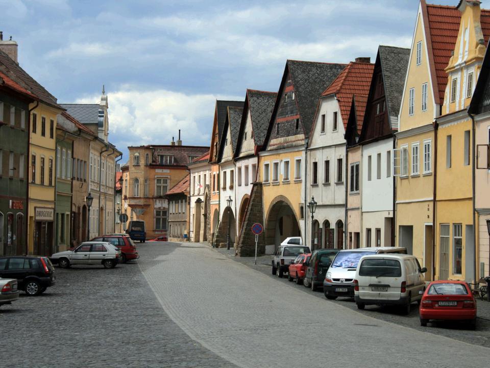 Historické náměstí v Úštěku s podloubím a štíty měšťanských domů.